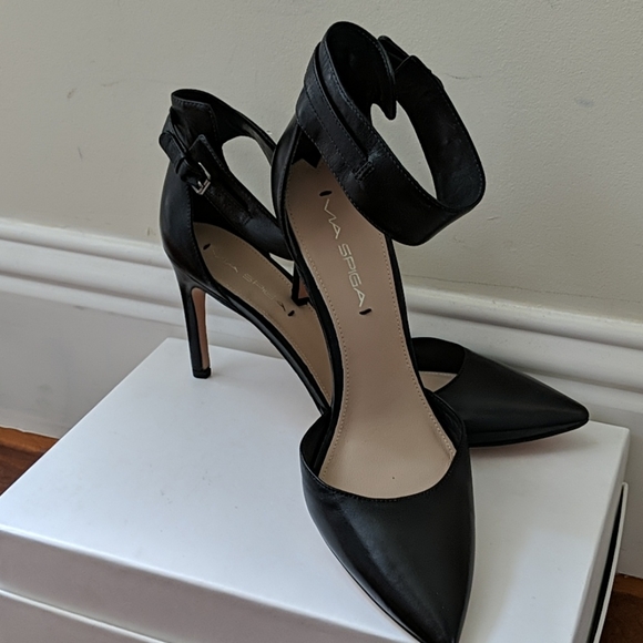 Via Spiga Shoes - Via Spiga size 8 1/2 blk leather ankle strap hee